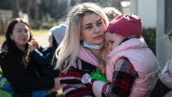 Donne e bambini ucraini arrivati in Italia dopo essere giunti a Leopoli (Ansa)
