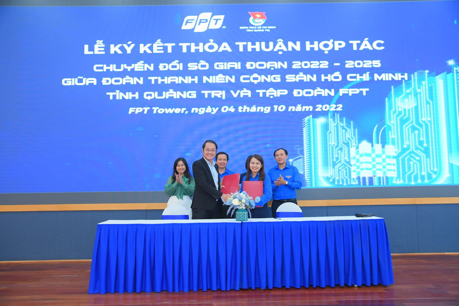 Ông Chu Quang Huy, Giám đốc nhân sự FPT và Đồng chí Trần Thị Thu Bí thư Tỉnh đoàn Quảng trị ký kết thỏa thuận hợp tác
