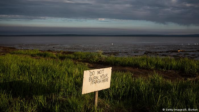 Paisagem de tundra no Alasca, com cartaz Não queime seu lixo aqui Paisagem de tundra no Alasca, com cartaz Não queime seu lixo aqui
