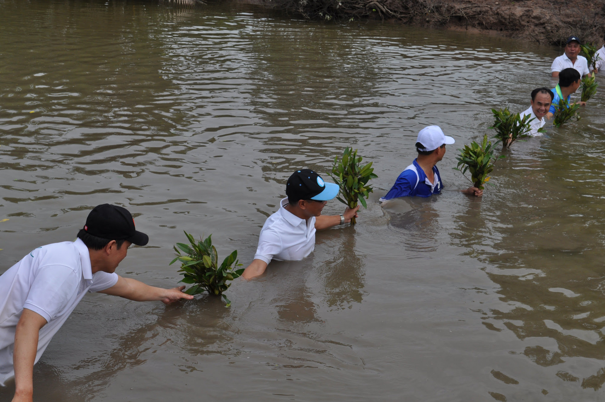 Agribank Trà Vinh trồng mới 1.700 cây xanh khu vực rừng phòng hộ ven biển - Ảnh 4.
