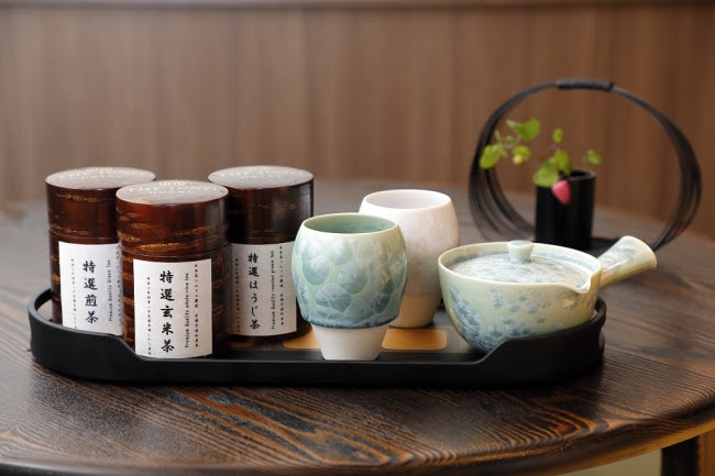 和束の茶畑から直送された宇治茶を京都清水焼の特注急須とカップで