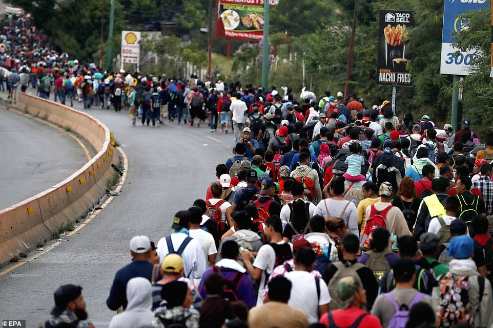 Honduran migrants continue their travel from Chiquimula towards