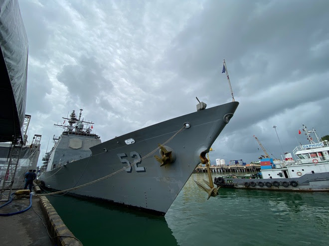 ẢNH: Cận cảnh tàu tuần dương khổng lồ của Hải quân Mỹ vừa cập cảng Đà Nẵng - Ảnh 3.