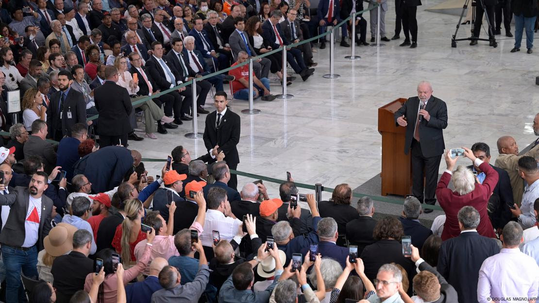 Lula falando a pessoas sentadas durante encontro em salão amplo