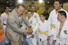 Arnold brinca com judocas (Savaget / Divulgação)