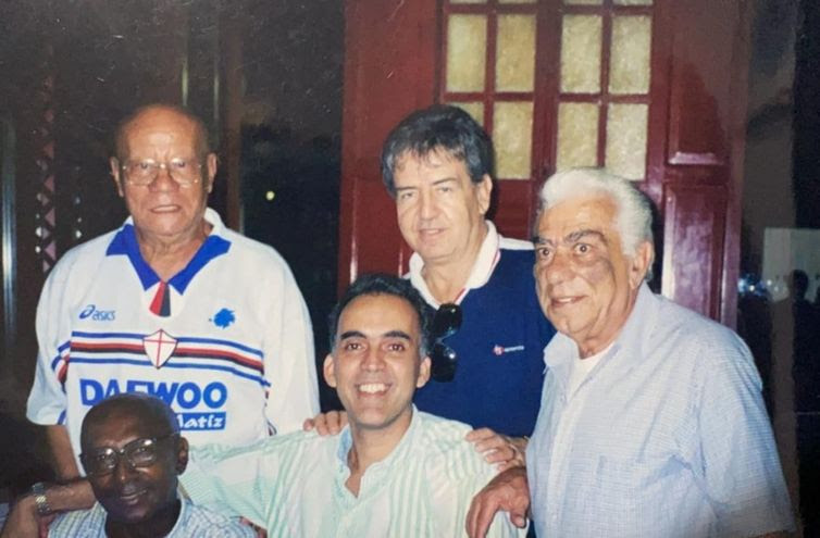 Sérgio Du Bocage - Arquivo pessoal Januário de Oliveira (ao centro, de camisa azul), juntamente com a equipe de comentaristas e jornalistas esportivos da TV Brasil.