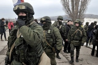 Soldados de Ucrania salen de Crimea