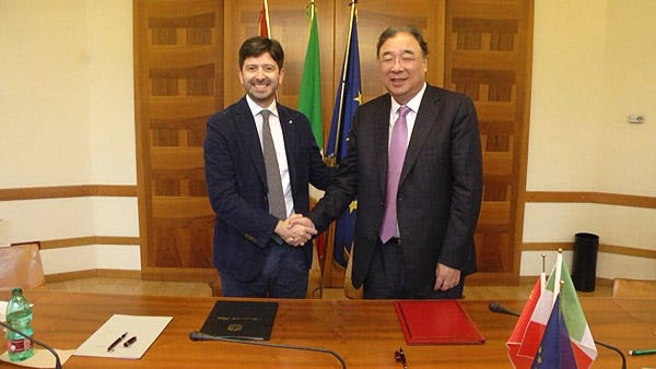 Foto > Italia-Cina, foto incontro tra i ministri della Salute Roberto Speranza e Ma Xiaowei Foto > Italia-Cina, foto incontro tra i ministri della Salute Roberto Speranza e Ma Xiaowei