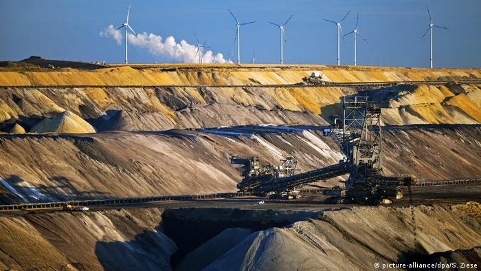 Mina de carvão, com turbinas eólicas ao fundo Mina de carvão, com turbinas eólicas ao fundo