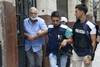 Miguel Sofía es retirado del juzgado por efectivos de Interpol, luego de declarar ante la jueza Fanny Canessa.