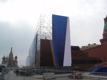 Delante del mausoleo de Lenin en la Plaza Roja se levanta una estructura que lo tapa para que las tropas no pasen delante suya durante el desfile