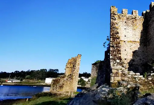 Restros del Castillo de las Siete Torres, en Catoira