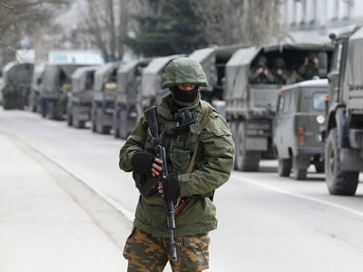 Militares armados esperan en vehículos de la armada rusa en un puesto fronterizo de Crimea, al este de Ucrania. REUTERS
