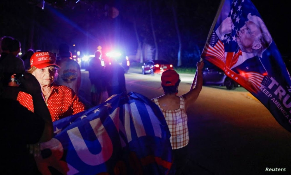شاهد توافد العشرات من أنصار ترامب وتجمعهم أمام منزله بعد مداهمته بـ فلوريدا