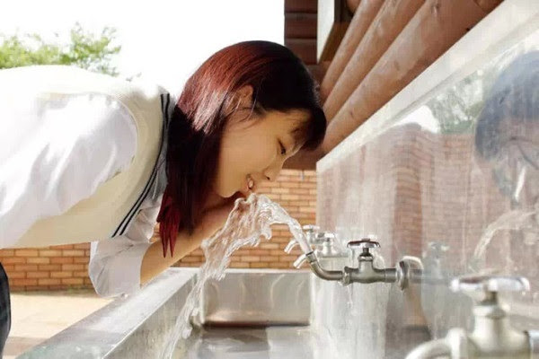 Khắp nơi trên đường phố Nhật đều có thể nhìn thấy các vòi nước uống trực tiếp để mọi người giải khát.
