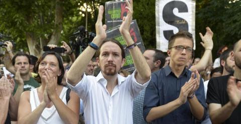 Carolina Bescansa, Pablo Iglesias e Íñigo Errejón, dirigentes de Podemos, aplauden en un momento de la intervención de Panayota Maniou, de Syriza. JC