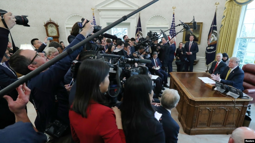 Ông Trump và ông Lưu Hạc trả lời phóng viên hôm 4/4.