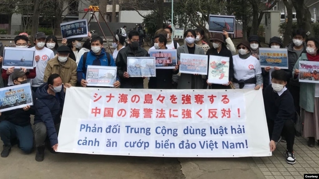Người Việt tại Nhật biểu tình phản đối Luật Hải cảnh Trung Quốc trước Đại sứ quán Trung Quốc ở Tokyo ngày 7-3-2021. Photo Antichicom via Hoang Dung
