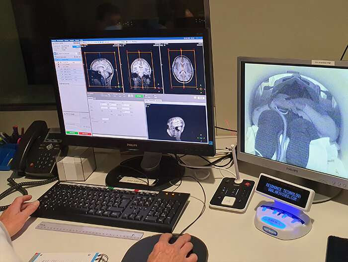 One-minute exposure to monochromatic light modifies neural connections