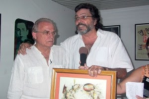 Antón Arrufat (iz) recibe un premio del antiguo ministro de Cultura, Abel Prieto_archivo