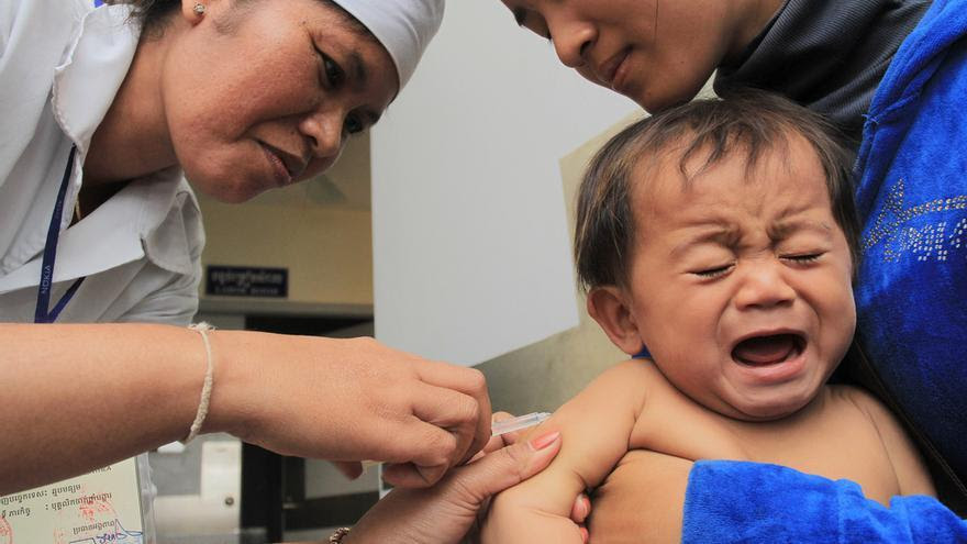 Un niño llora al recibir una vacuna en Mongolia. Foto: Banco Mundial