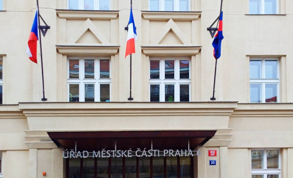 Francouzská vlajka na budově Úřadu městské části Praha 6