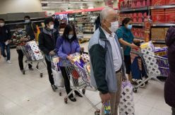 El pánico a que se alargue la crisis del coronavirus dispara la compra masiva de arroz y papel higiénico en Hong Kong