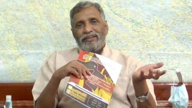 මැතිවරණ කොමිෂන් සභාවේ සභාපතිවරයා විසින් සෞඛ්ය මාර්ගෝපදේශ මාලාව ගැසට් නොකිරීම ගැන විස්තර කරන අයුරු.