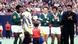 Pelé recebe flores de crianças em sua despedida do futebol, em 1977, ao lado de seus colegas de Cosmos, Carlos Alberto Torres e Franz Beckenbauer, e da lenda do boxe Muhammad Ali 