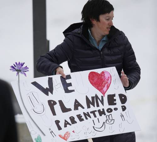 Los estadunidenses están mucho más en riesgo de violencia por fanáticos blancos cristianos armados que por musulmanes, afirmó el comentarista y profesor de historia Juan Cole, luego de que una clínica de Planned Parenthood, en Colorado, que, entre otros servicios de salud incluye el del aborto, fue atacada por un hombre blanco el pasado viernes. En la imagen, una enfermera de la clínica. Foto: Ap