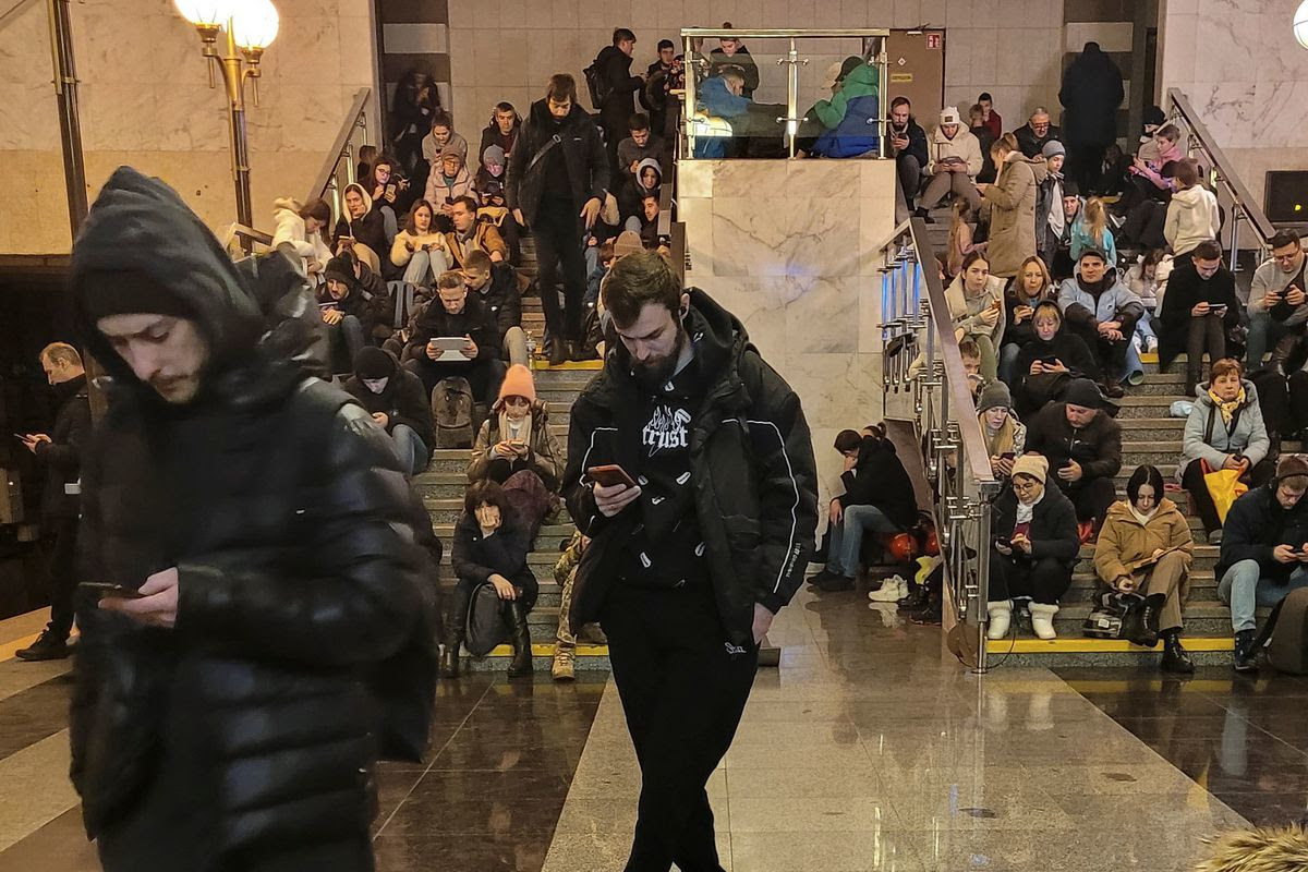 People shelter inside a metro station during massive Russia's missile attacks in Kyiv, Ukraine December 16, 2022. REUTERS/Pavlo Podufalov