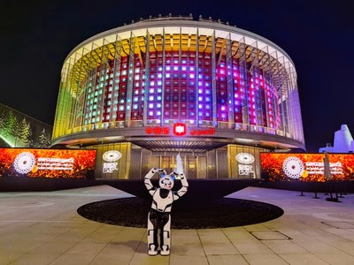 UBTECH Panda Robot posing in front of the China Pavilion (Photo by China Council for the Promotion of International Trade)