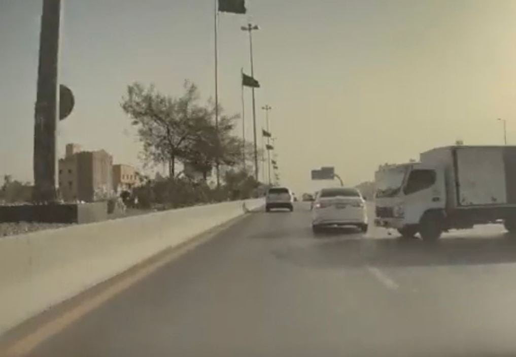 شاهد داش كام توثق حادث مرعب لدكتور سعودي يخرج سالماً بفضل سيارة تيسلا
