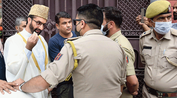 Jama Masjid | Mirwaiz Umar Farooq exposes 'no house arrest' lie - Telegraph India