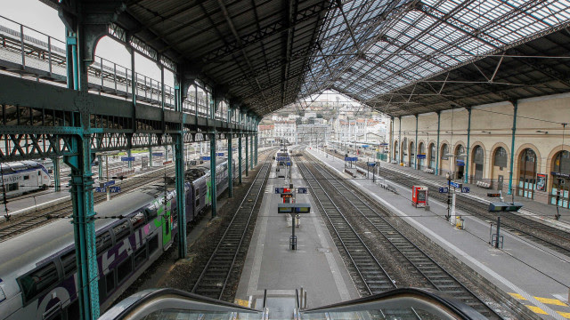 Greve na França afeta transportes nas primeiras horas da manhã