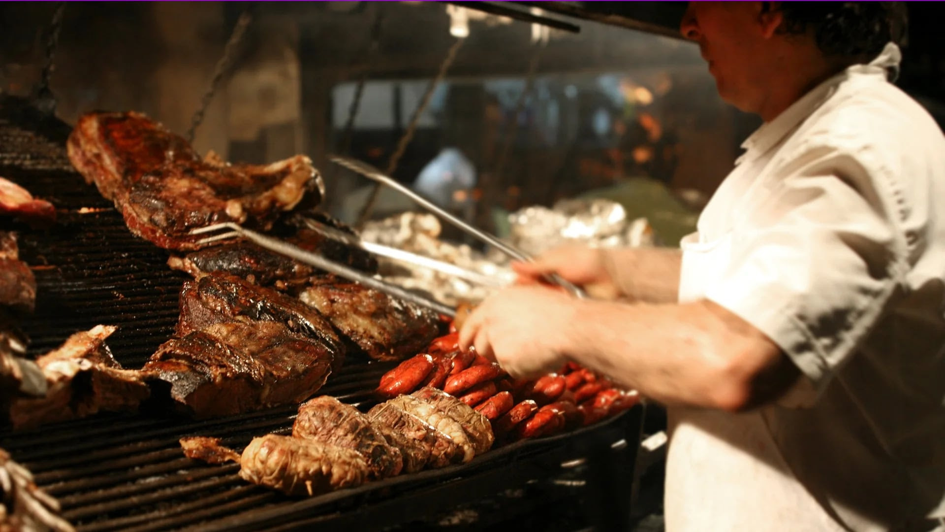 El asado es una de las comidas más emblemáticas de Argentina y National Geographich dio cuenta de esto, poniendo a la carne de res entre los alimentos más aclamados por los turistas (Getty)