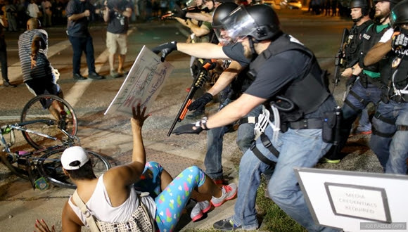 Agentes de Policía detienen a un manifestante durante los disturbios en Ferguson.