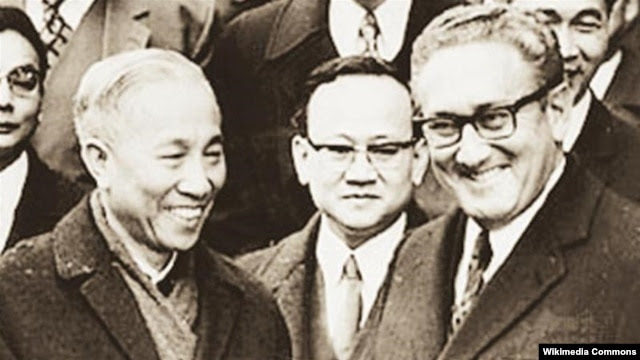 Ông Kissinger nói về ông Lê Đức Thọ: “Ông ấy đã mổ xẻ chúng tôi như một bác sĩ giải phẫu với con dao mổ – với sự khéo léo vô cùng”.