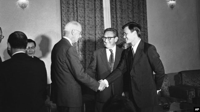 Ông Hoàng Đức Nhã, Tham vụ báo chí và cố vấn của Tổng Thống Thiệu,bắt tay Đại sứ Hoa Kỳ tại Saigon Elleworth Bunker, ngày17/8/1972, trước cuộc họp giữa TT Thiệu và Cố vấn An ninh quốc gia Mỹ Henry A Kissinger