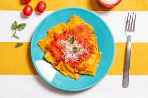 Ravioli de açafrão com recheio de carne Molho de tomate