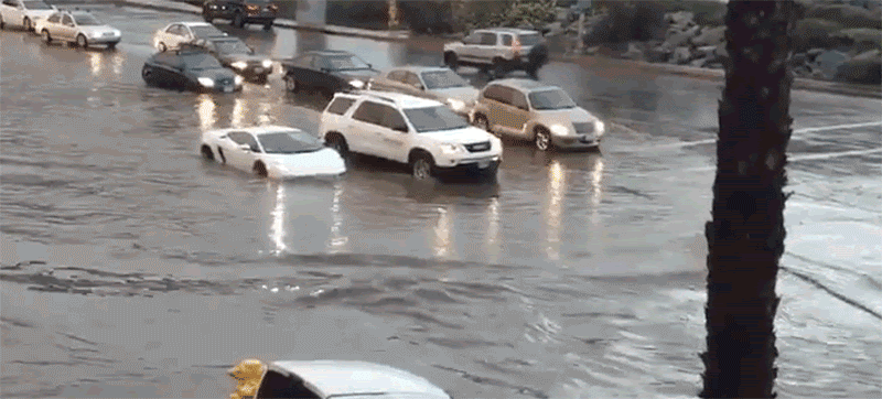 Manood ng Isang Lamborghini Plow Through A Flooded Street