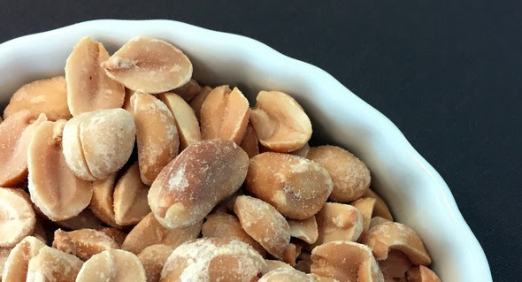 Shelled peanuts in bowl