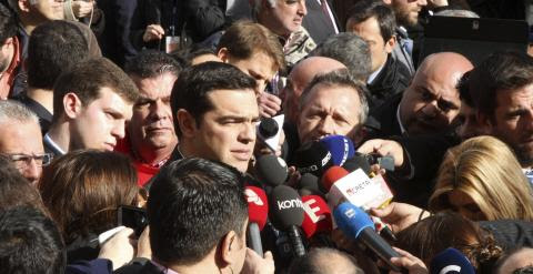 El líder de Syriza, Alexis Tsipras, se dirige a los medios tras la tercera votación parlamentaria en el Parlamento en Atenas. /ALEXANDROS VLACHOS (EFE)