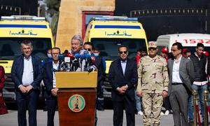 Генеральный секретарь ООН Антониу Гутерриш обращается к представителям СМИ на КПП Рафах между Египтом и сектором Газа.