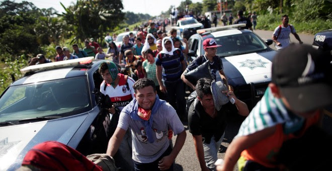 Migrantes centroamericanos caminan por una carretera cerca de la frontera con Guatemala mientras continúan su viaje tratando de llegar a los Estados Unidos. / REUTERS - UESLEI MARCELINO