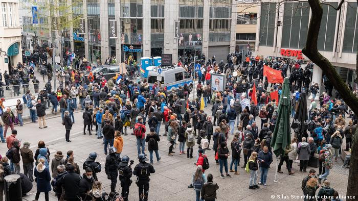 Pessoas reunidas em manifestação em Stuttgart