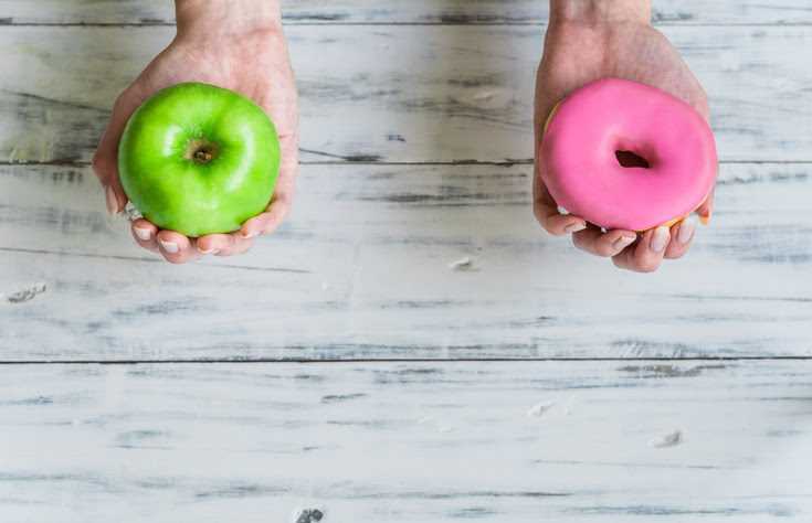 imagen de dos opciones, una donut y una manzana