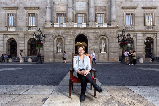 Ada Colau, con el Ayuntamiento de Barcelona al fondo.