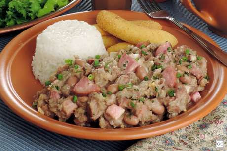 Guia da Cozinha - 7 receitas com feijão tropeiro para quem é fã de comida brasileira