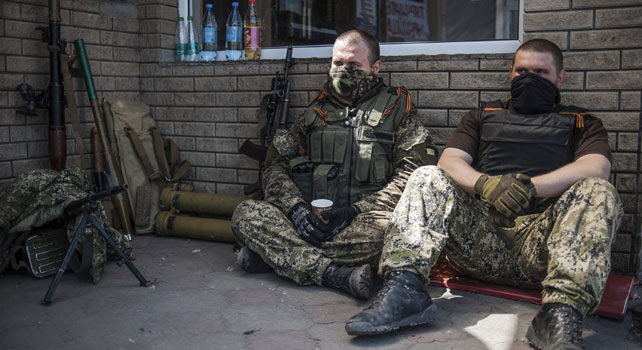 Activistas prorrusos descansan en un puesto de control cerca de la ciudad de Slaviansk, Ucrania, el 16 de mayo de 2014.